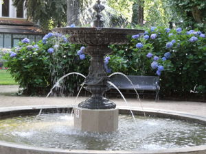Fontaine à Vals les bains dans le parc thermal séjour Jean Ferrat à à la Source à Flaviac en Ardèche